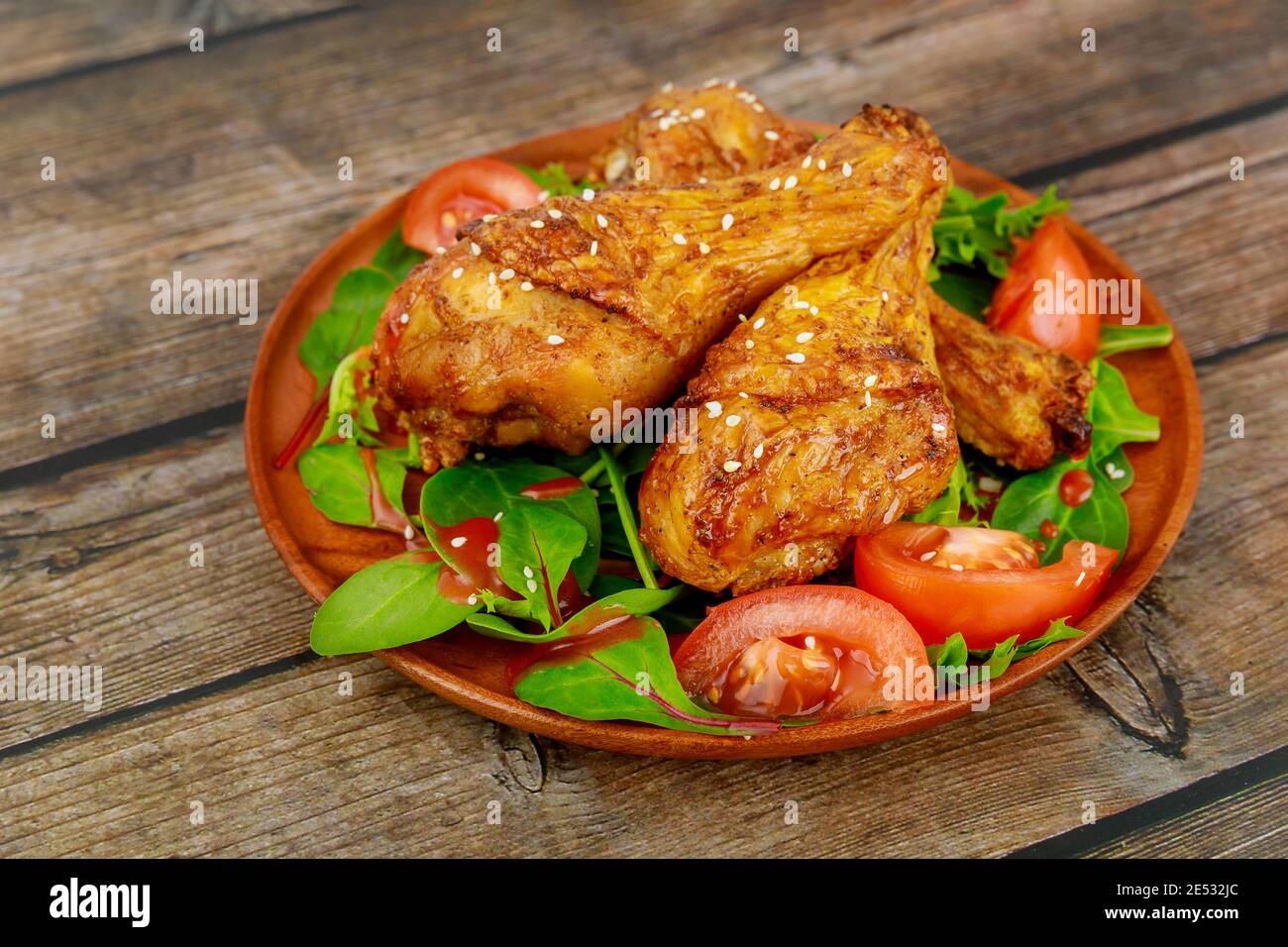 Poulet Buffalo avec salade sur table en bois. Gros plan. Banque D'Images