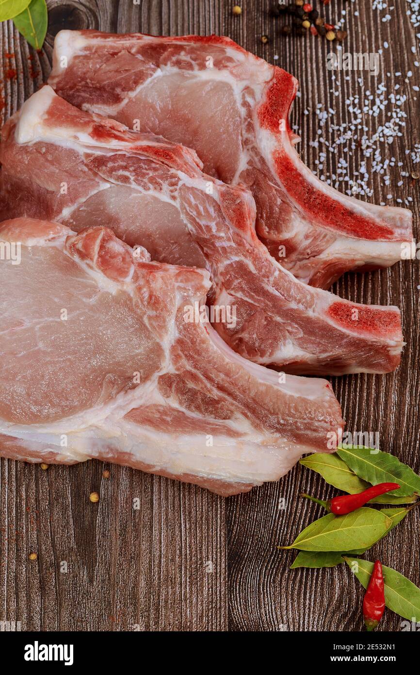 Hacher la viande de porc avec la feuille de Laurier et le poivre rouge. Gros plan. Banque D'Images