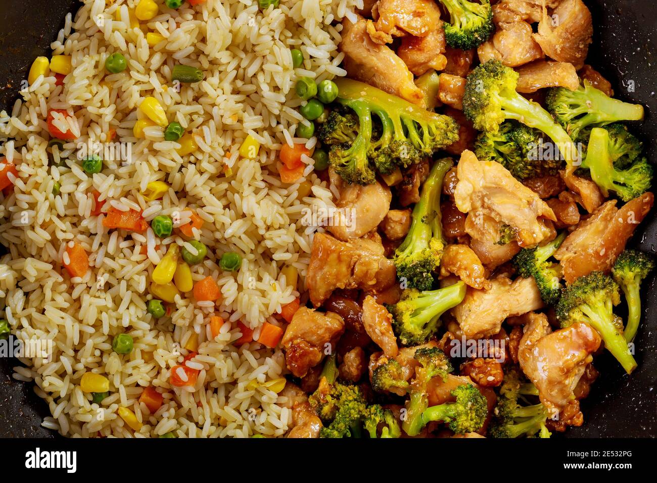 Gros plan sur le poulet, le riz et le brocoli. Cuisine asiatique. Banque D'Images
