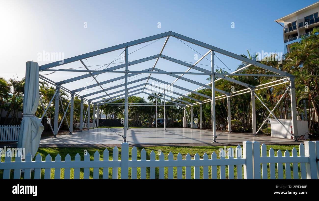MacKay, Queensland, Australie - janvier 2021 : cadre pour tente pour accueillir les invités pour des réceptions dans le jardin de l'hôtel de la marina Banque D'Images