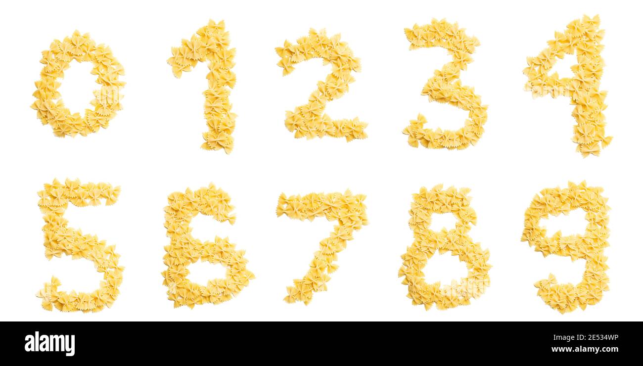 Chiffres arabes de pâtes farfalles sèches sur fond blanc isolé. Modèle alimentaire à base de macaroni. Alphabet lumineux pour les magasins. Banque D'Images
