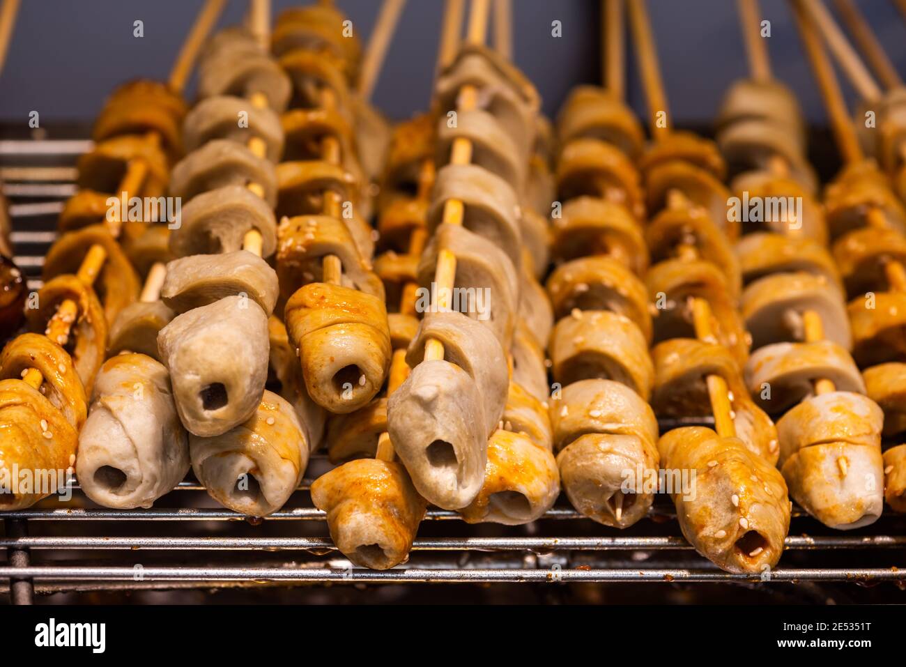 Gluten de blé brochettes de grignotage Sichuan - MianJin - sur un marché à Chengdu, dans la province du Sichuan, en Chine Banque D'Images Gluten de blé brochettes de grignotage Sichuan - MianJin - sur un marché à Chengdu, dans la province du Sichuan, en Chine Banque D'Images