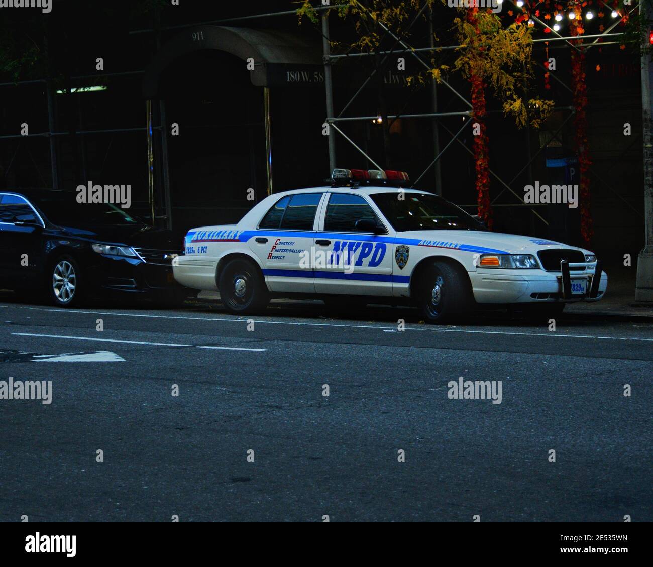 New York City, le 2019 novembre - voiture de police de NYPD sur un trottoir à Manhattan. Banque D'Images