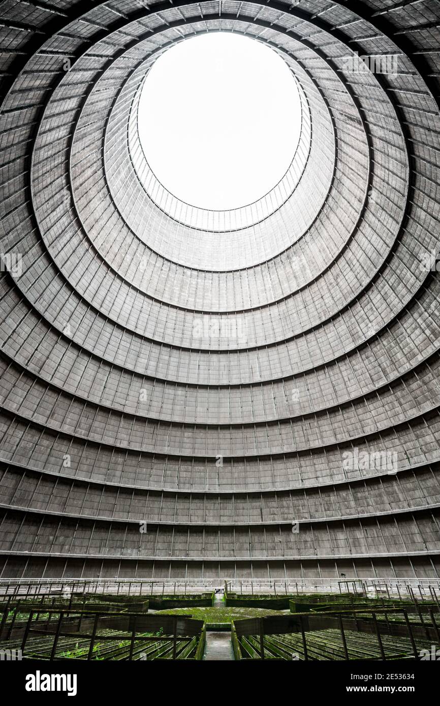 Photo grand angle de l'intérieur d'une puissance abandonnée tour de refroidissement de l'usine Banque D'Images