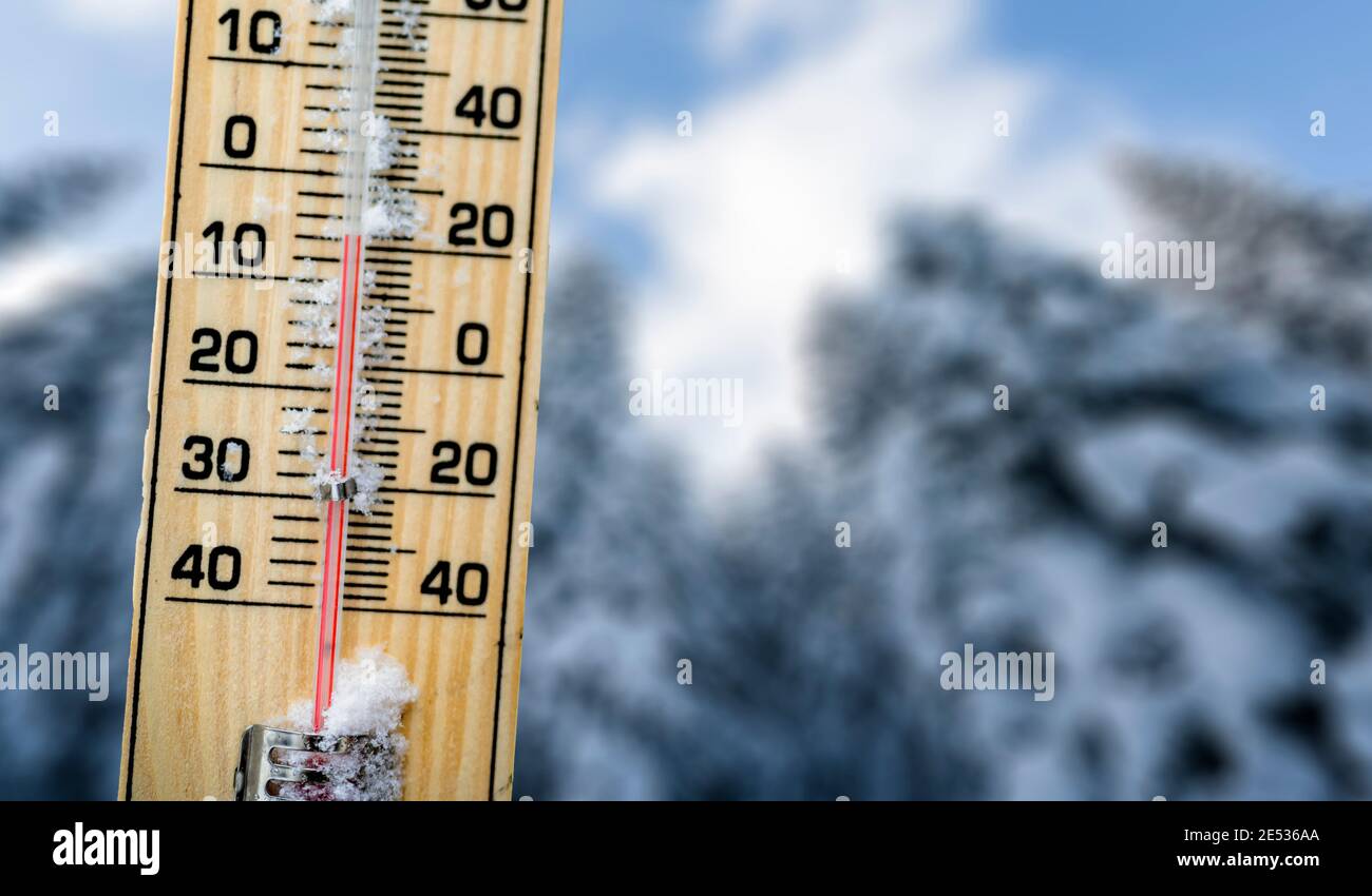 Heure D'hiver. Le Thermomètre Sur La Neige Indique Des Températures Basses  En Degrés Celsius Ou Fahrenheit.