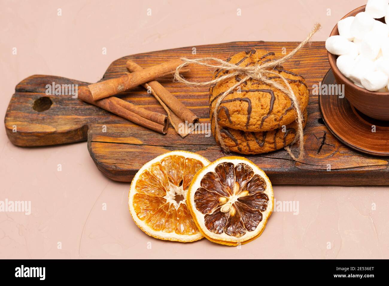 Biscuits d'avoine en forme de cœur sur un panneau en bois d'époque. Cacao avec guimauves et oranges séchées. Concept de Saint Valentin. Banque D'Images