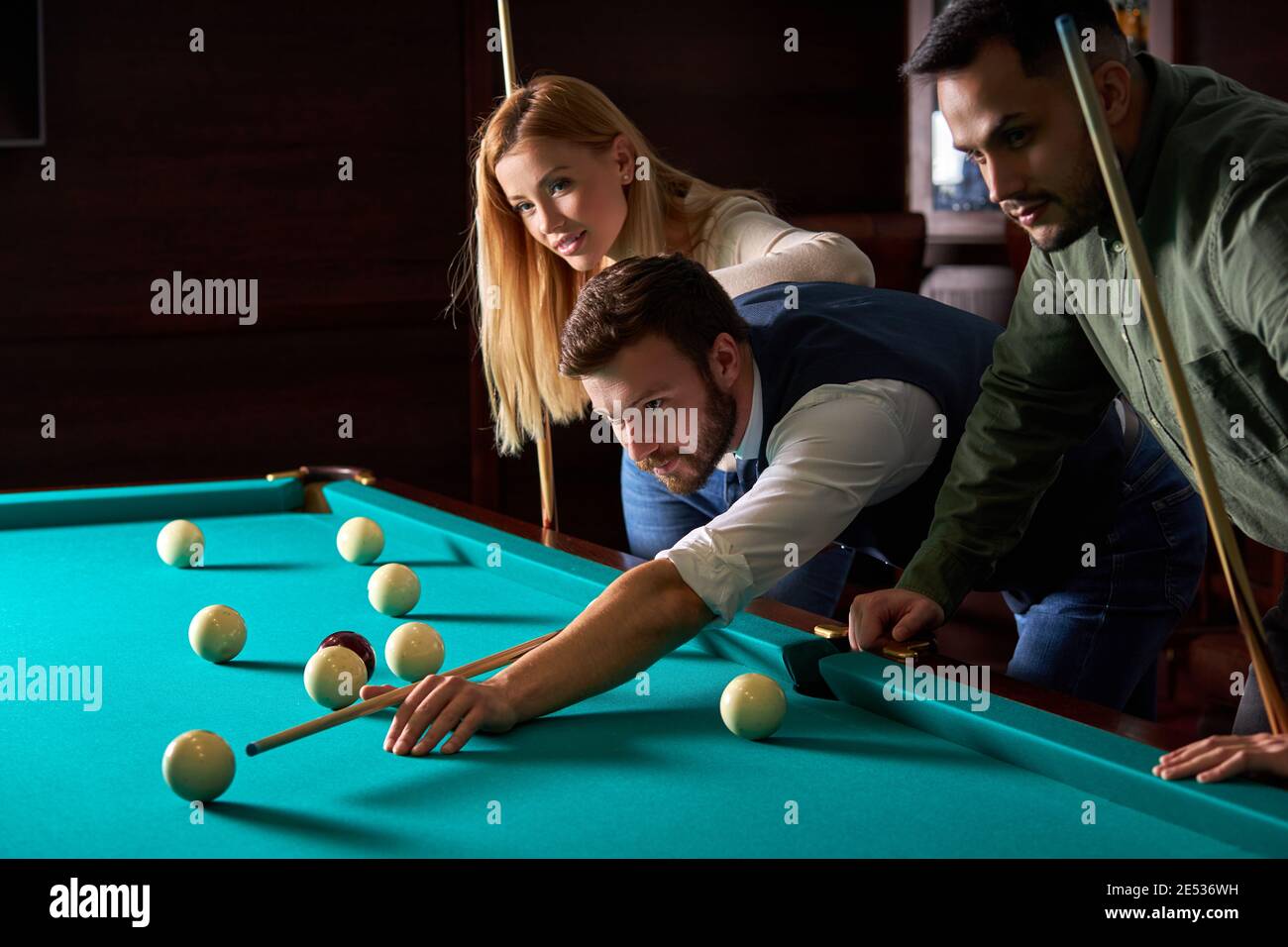 homme joueur de billard trouver la meilleure solution et angle droit à  billard ou snooker jeu de sport de piscine, il est concentré Photo Stock -  Alamy