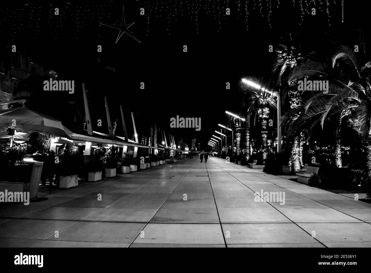 Image analogique en noir et blanc d'une figure solitaire Descendre une vieille allée dans le centre-ville/ville sans People/ image conceptuelle de la nouvelle normalité Banque D'Images