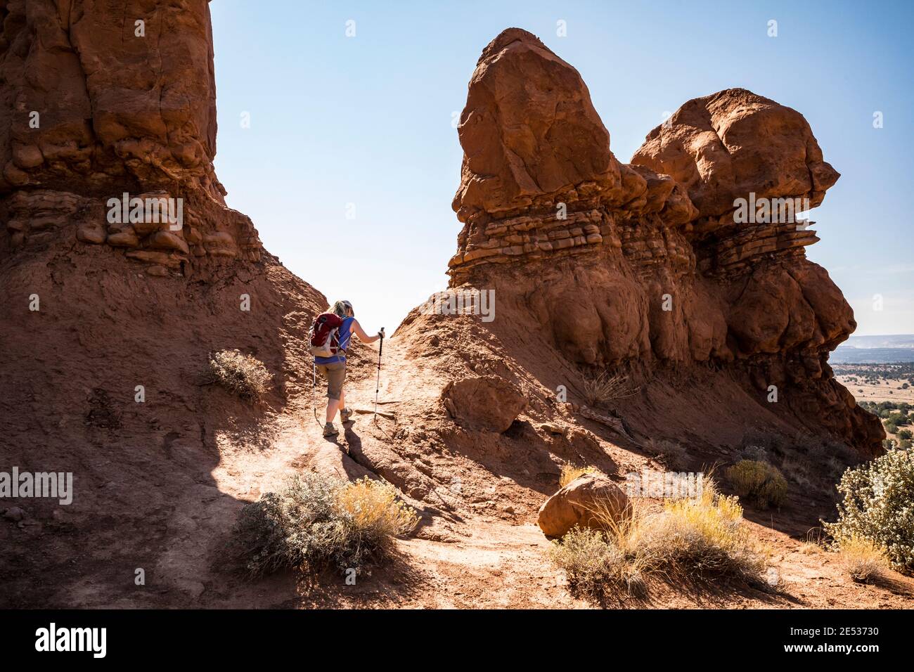 Une femme qui fait la randonnée sur le sentier de la boucle Sentinel dans le parc national de Kodachrome Basin, Utah, États-Unis. Banque D'Images