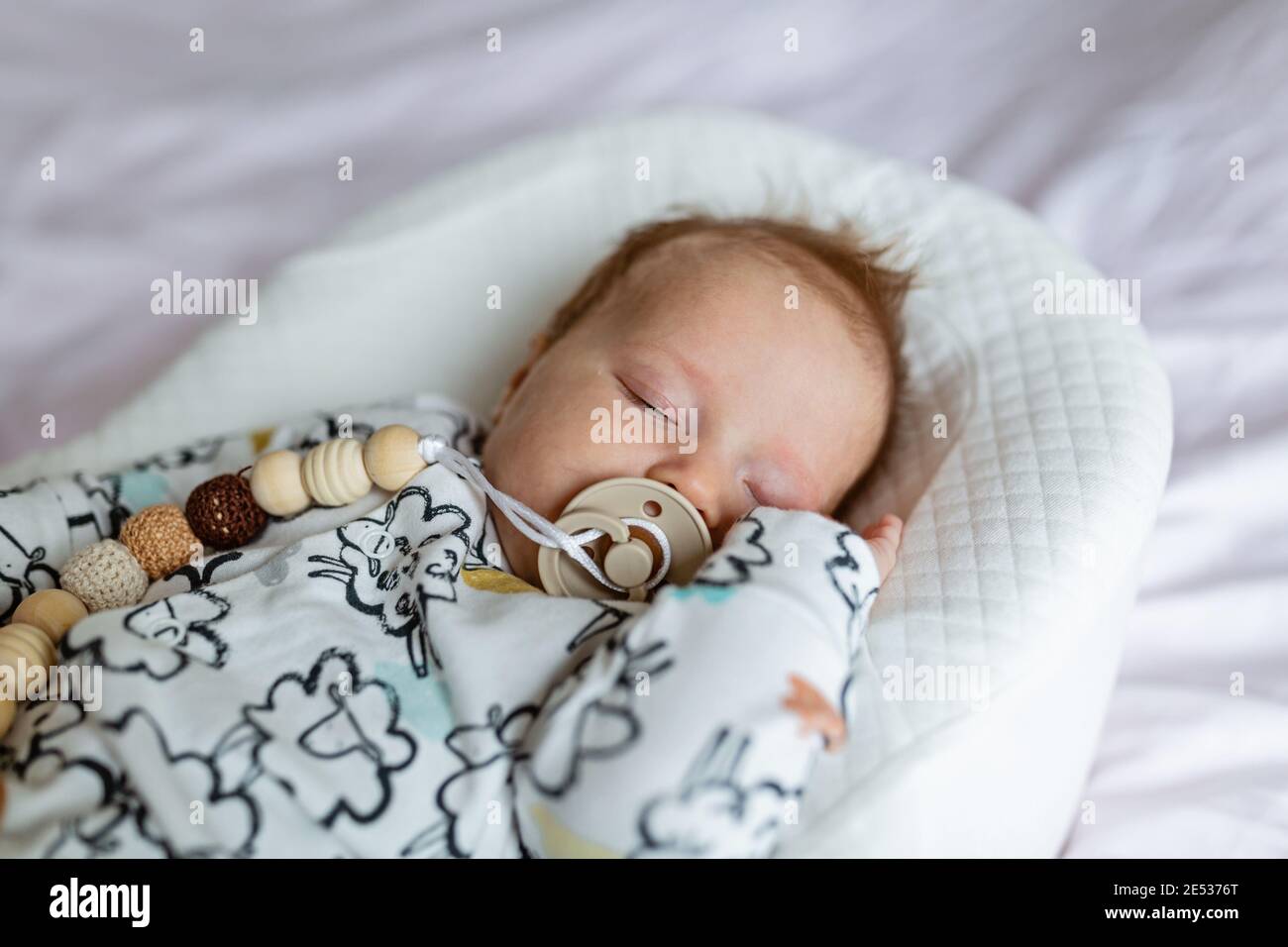 Caucasien Bebe Fille De 2 3 Mois Dormant Dans Cocon Blanc Soins De Sante Hygiene Concept De Famille Heureux Photo Stock Alamy