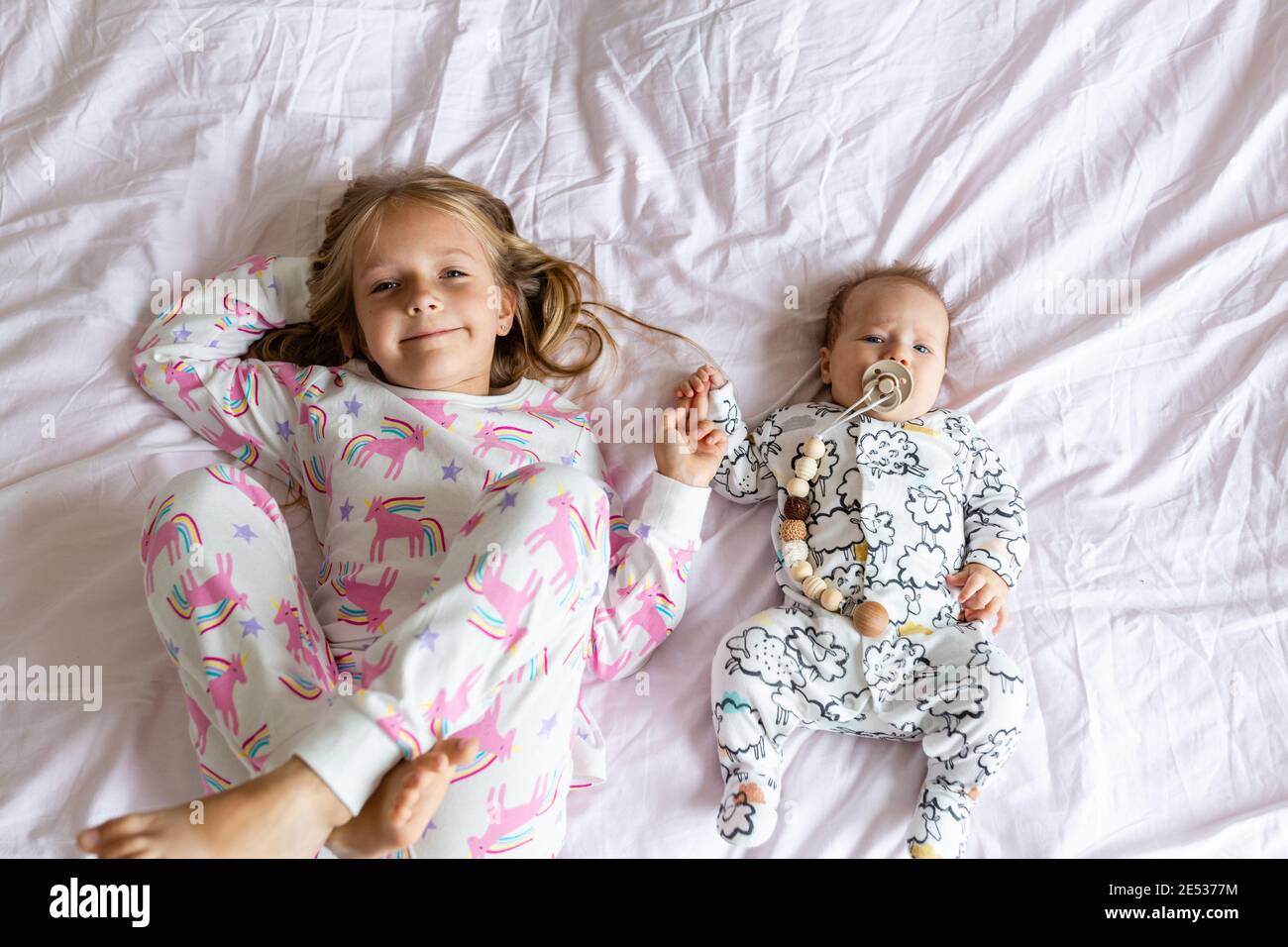 Petite Sœur Et Son Bebe Frere Enfant En Bas Age Jouant Avec Une Nouvelle Sœur Une Fille Et Un Bebe De 2 3 Mois Se Detendent Dans Une Chambre A Coucher Famille Avec Petite Sœur Et Son Bebe Frere Enfant En Bas Age Jouant Avec Une Nouvelle Sœur Une Fille Et Un Bebe De 2 3 Mois Se Detendent Dans Une Chambre A Coucher Famille Avec