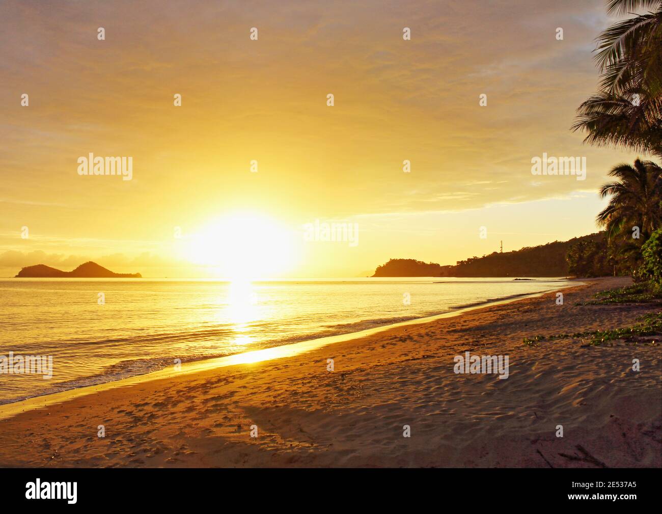 Lever de soleil doré abattu sur Ellis Beach le jour de l'Australie à Cairns, dans l'extrême nord du Queensland, en Australie Banque D'Images