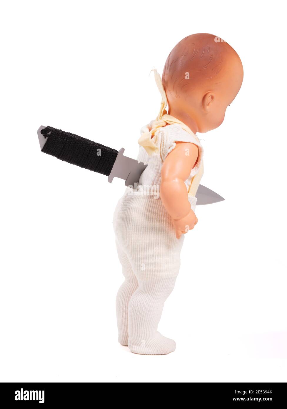 Vieille poupée cassée, couteau dans le dos, isolé sur fond blanc Banque D'Images