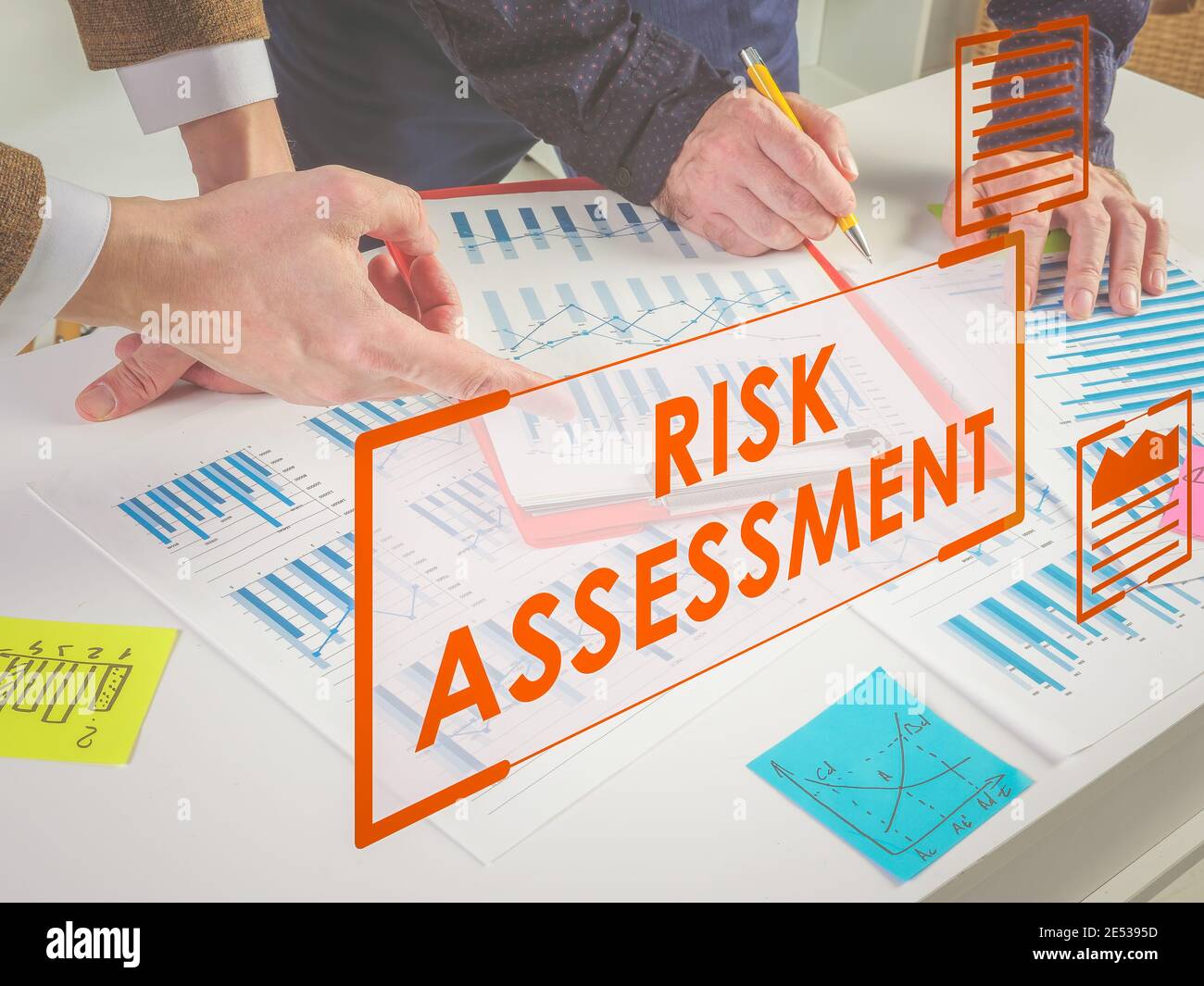 Concept du processus d'évaluation des risques. Collègues avec rapport d'entreprise. Banque D'Images