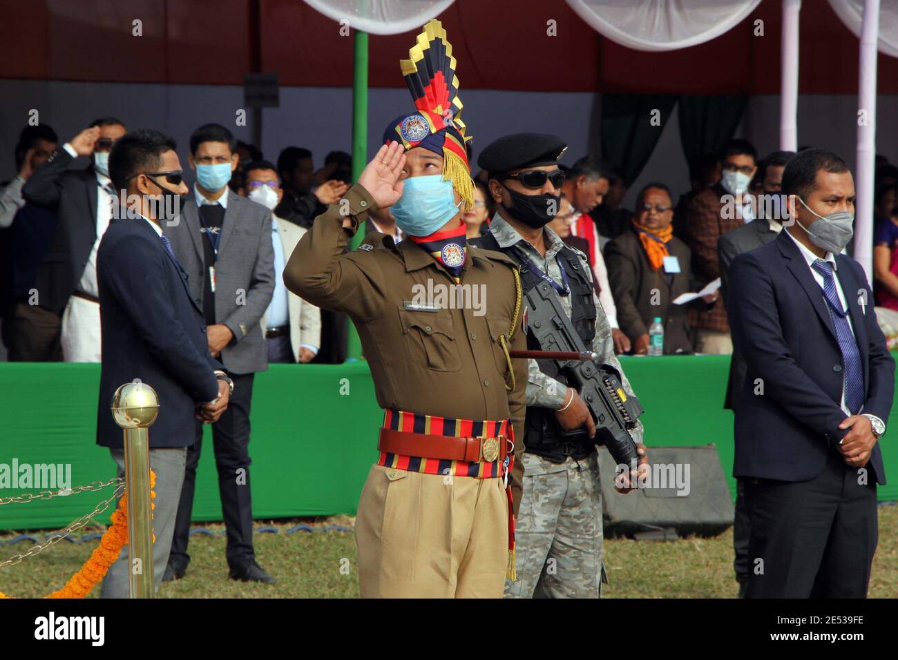 Nagaon, Assam, Inde - 26 janv. 2021 : le personnel de sécurité salue le drapeau national indien lors de l'observation de la Journée de la République à Nagaon, Assam, Inde. Crédit : DIGANTA TALUKDAR/Alamy Live News Banque D'Images