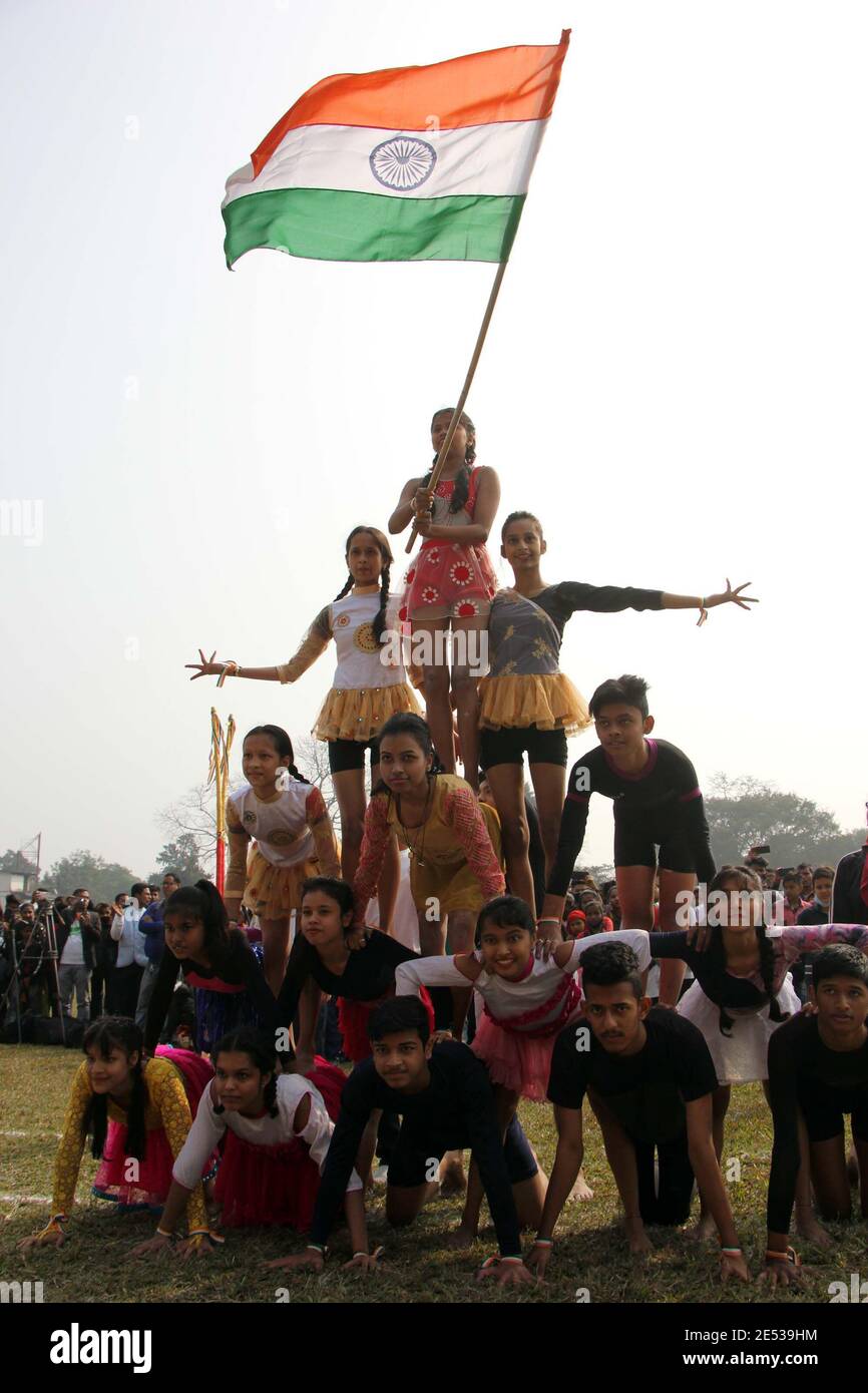 Nagaon, Assam, Inde - 26 janv. 2021 : des participants de NYK Nagaon effectuent du yoga lors de la Fête de la République à Nagaon, Assam, Inde. Crédit : DIGANTA TALUKDAR/Alamy Live News Banque D'Images