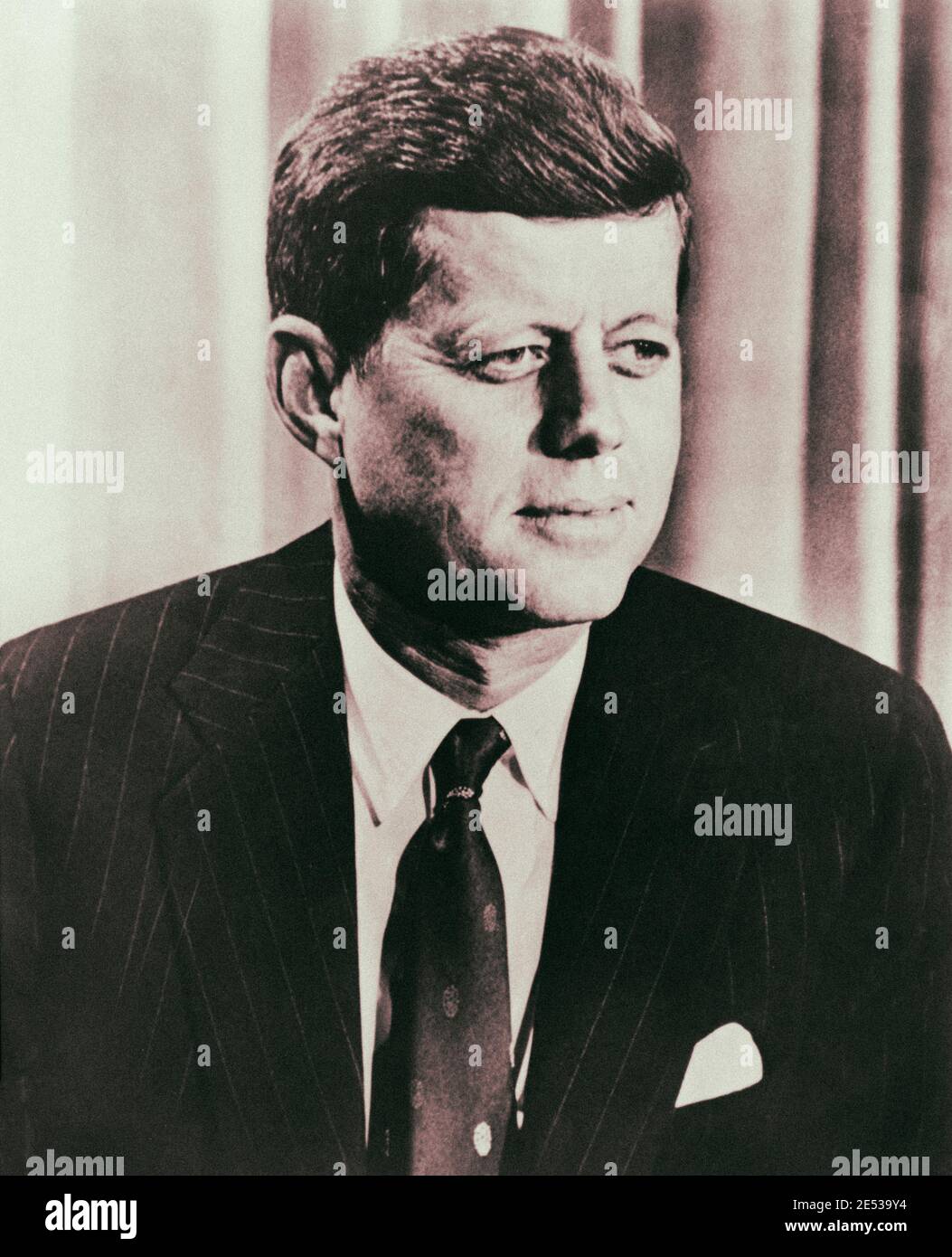 Photo vintage de John F. Kennedy, portrait tête-et-épaules, face à droite. années 1960 Banque D'Images
