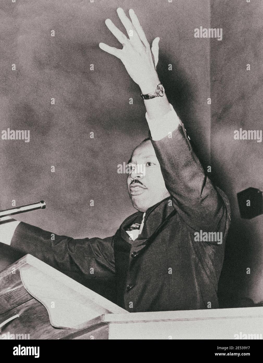 Martin Luther King, Jr., portrait en demi-longueur, à gauche, bras gauche levé, au rassemblement de liberté, Washington Temple Church. ÉTATS-UNIS. 1962 Banque D'Images
