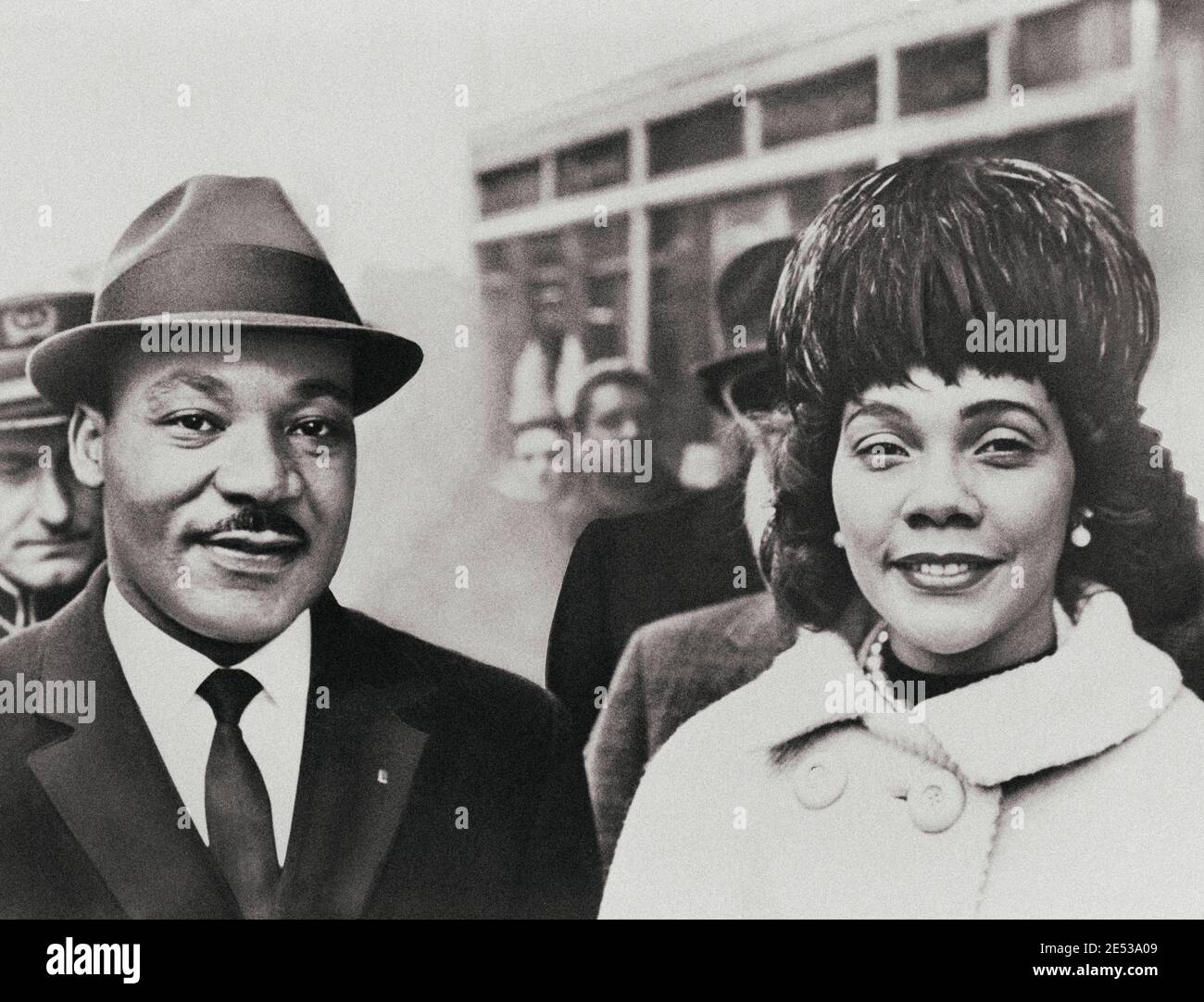 Martin Luther King Jr. Avec son épouse Coretta Scott King, portrait tête-et-épaules, face à l'avant. ÉTATS-UNIS. 1964 Banque D'Images