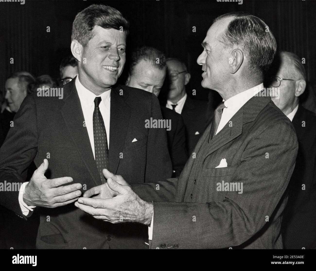 La photographie montre le président Kennedy qui parle avec le sénateur de l'Arkansas J. William Fulbright lors d'une réception au Capitole. 1962 Banque D'Images