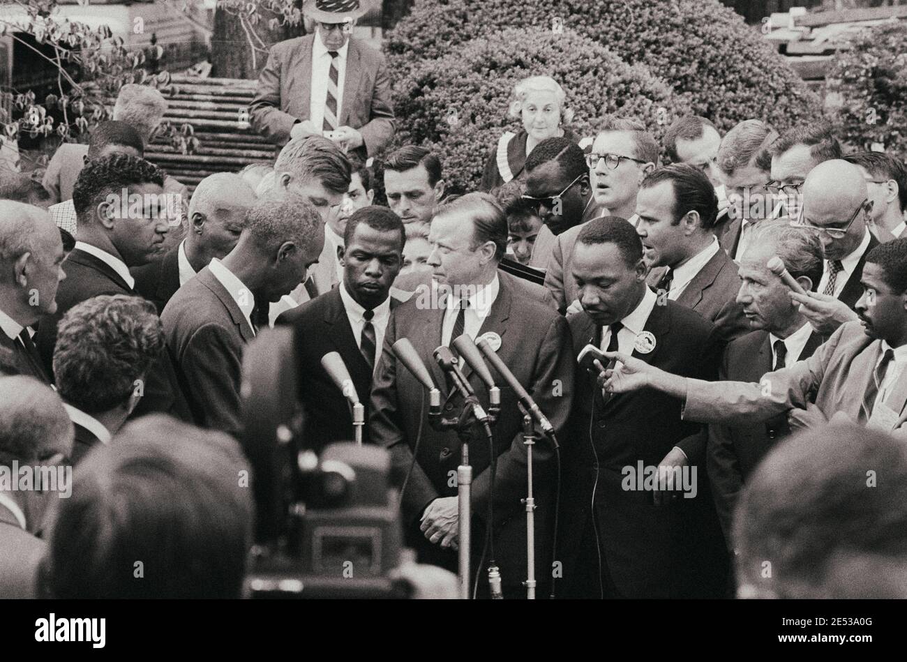 Les dirigeants des droits civils discutent avec les journalistes après avoir rencontré le Président John F. Kennedy après la marche sur Washington, D.C., USA. 28 août 1963 Banque D'Images