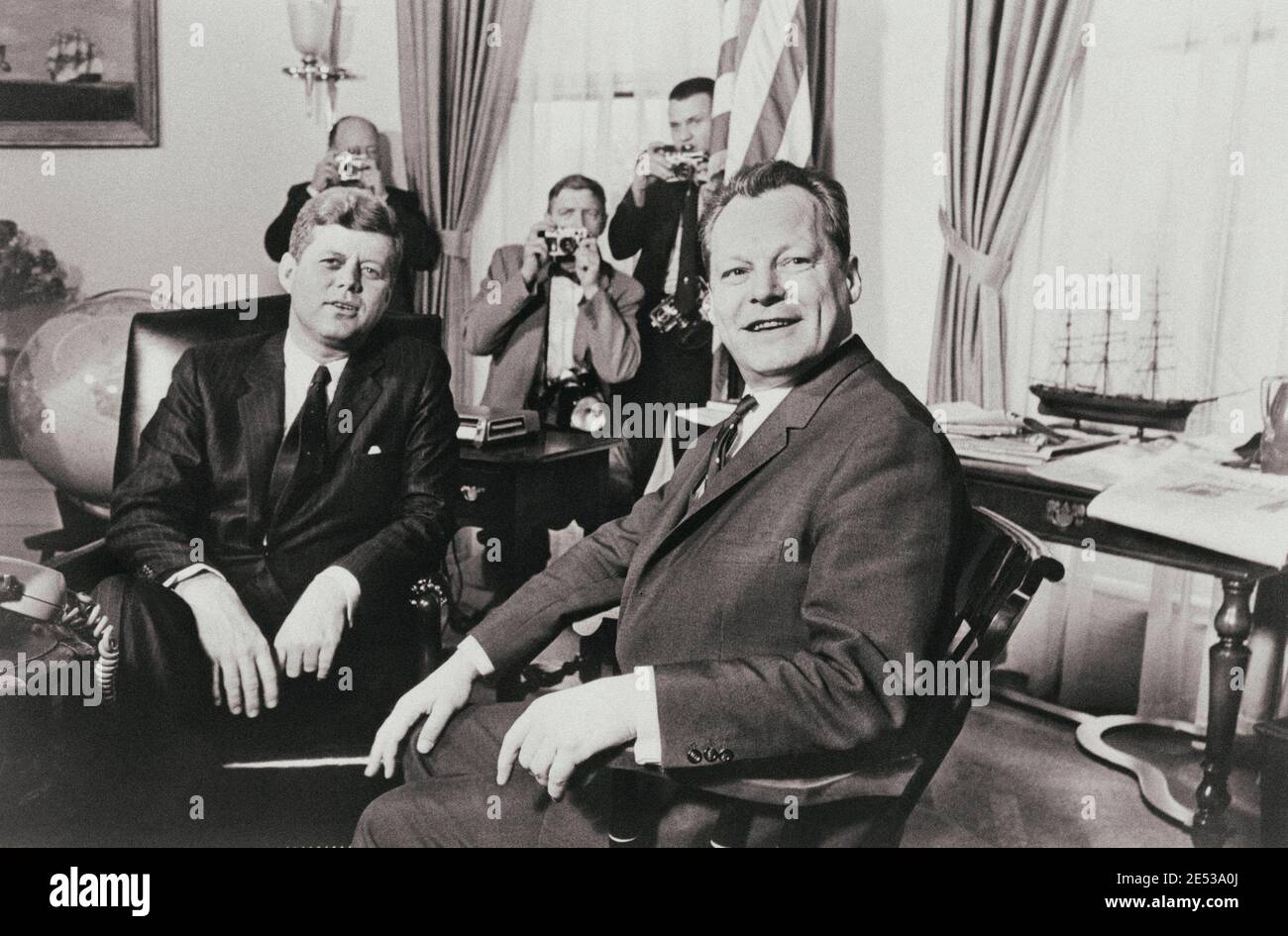 Le président John F. Kennedy et le maire Willy Brandt de Berlin à la Maison Blanche. ÉTATS-UNIS. 13 mars 1961 Banque D'Images