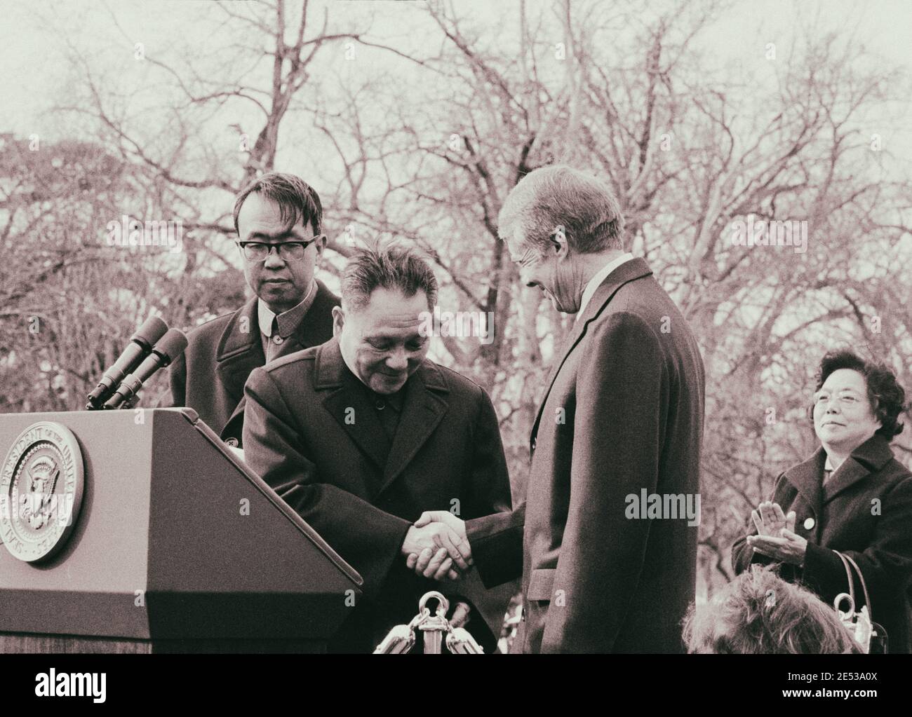 Le vice-premier ministre chinois Deng Xiaoping a la main sur le président Jimmy carter à la Maison Blanche, à Washington, D.C., aux États-Unis. 20 janvier 1979 Banque D'Images