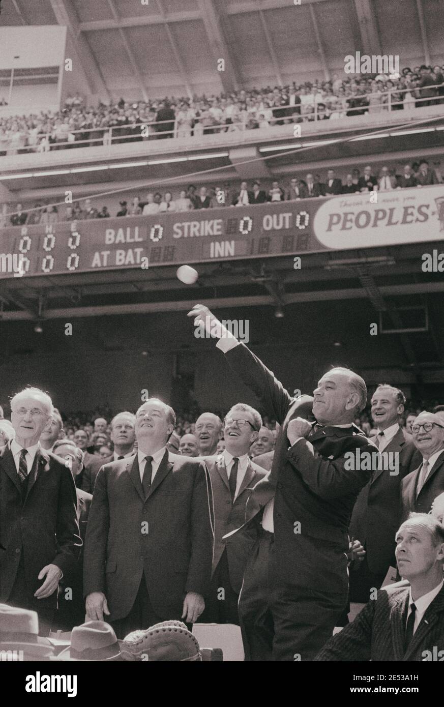 Le jour d'ouverture du match de baseball, Lyndon B. Johnson se lance. 1965 avril 12. Banque D'Images