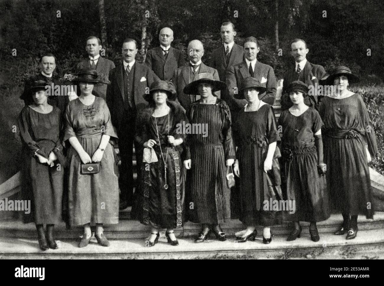 M. Rudolf Alfred Zimmermann (1869-1939), haut-commissaire de la Société des Nations, entouré de son personnel. Vienne, Autriche. 1923 Banque D'Images