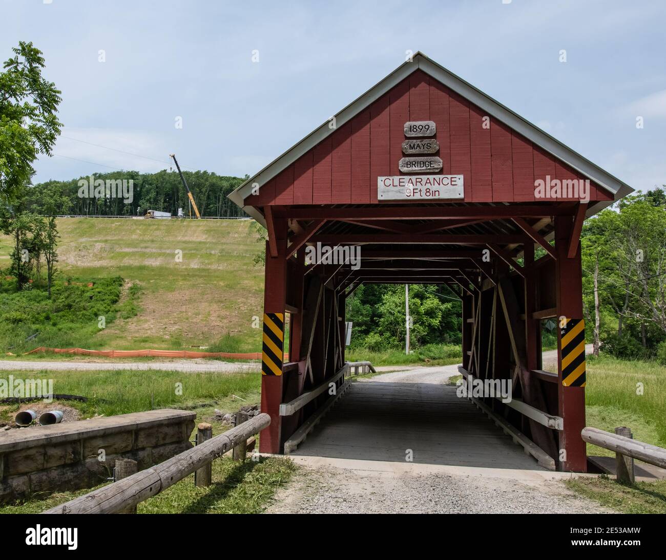 Claysville, Pennsylvanie/États-Unis - 8 juin 2018 : le pont couvert historique de Blaney Mays traverse Middle Wheeling Creek. Il a été construit en 1899 et a été remis à neuf Banque D'Images
