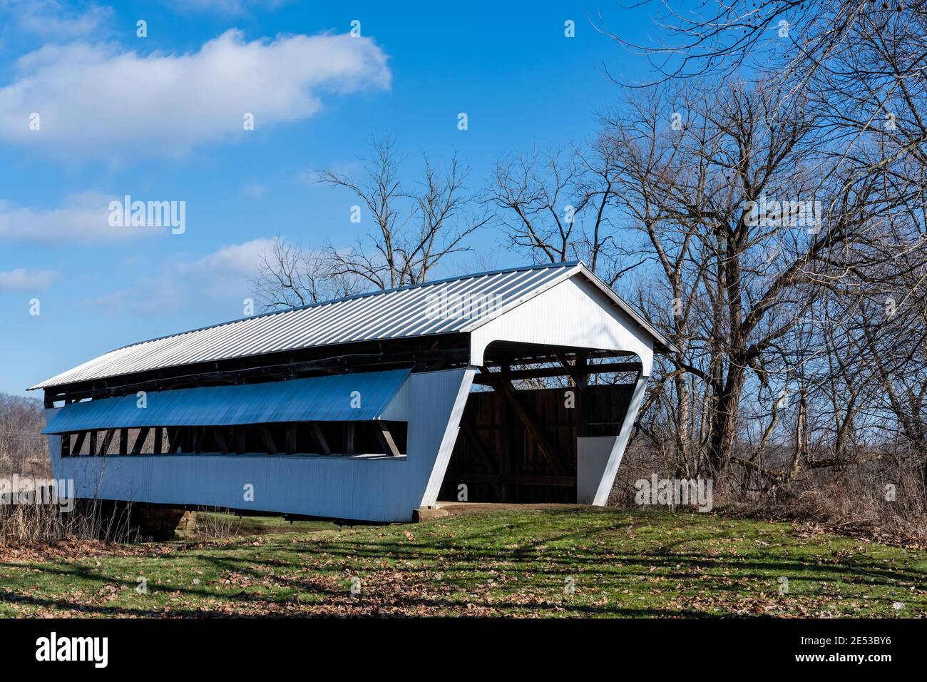 Fairfield County, Ohio/USA-5 janvier 2019 : le pont couvert historique Hanaway construit en 1881, demeure dans son emplacement d'origine s'étendant sur Clear CRE Banque D'Images