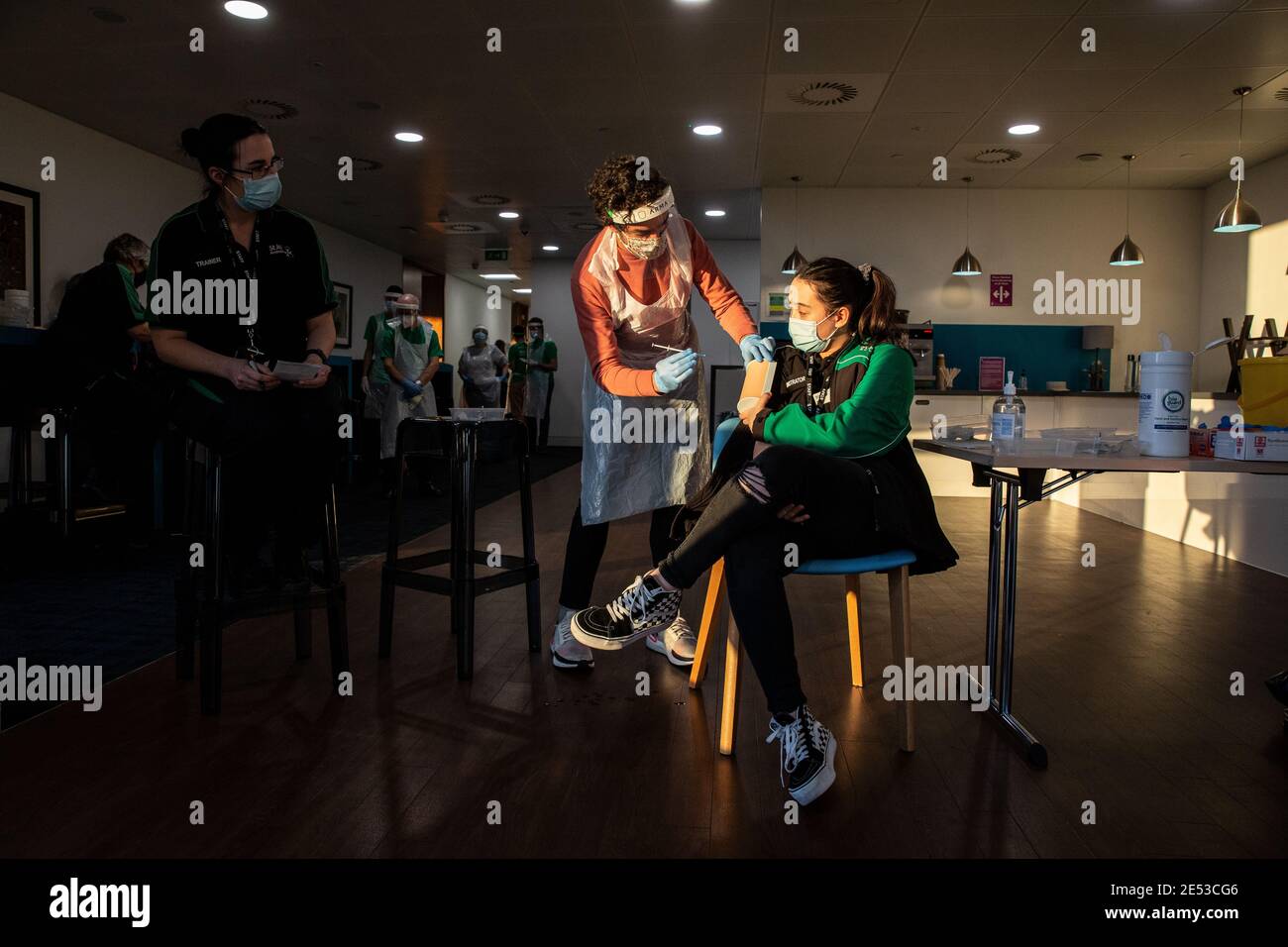 Journée de formation des bénévoles de l'Ambulance St John apprendre à administrer le vaccin contre le coronavirus, à se laver les mains, à mettre en place l'EPI, à comprimer la poitrine Banque D'Images