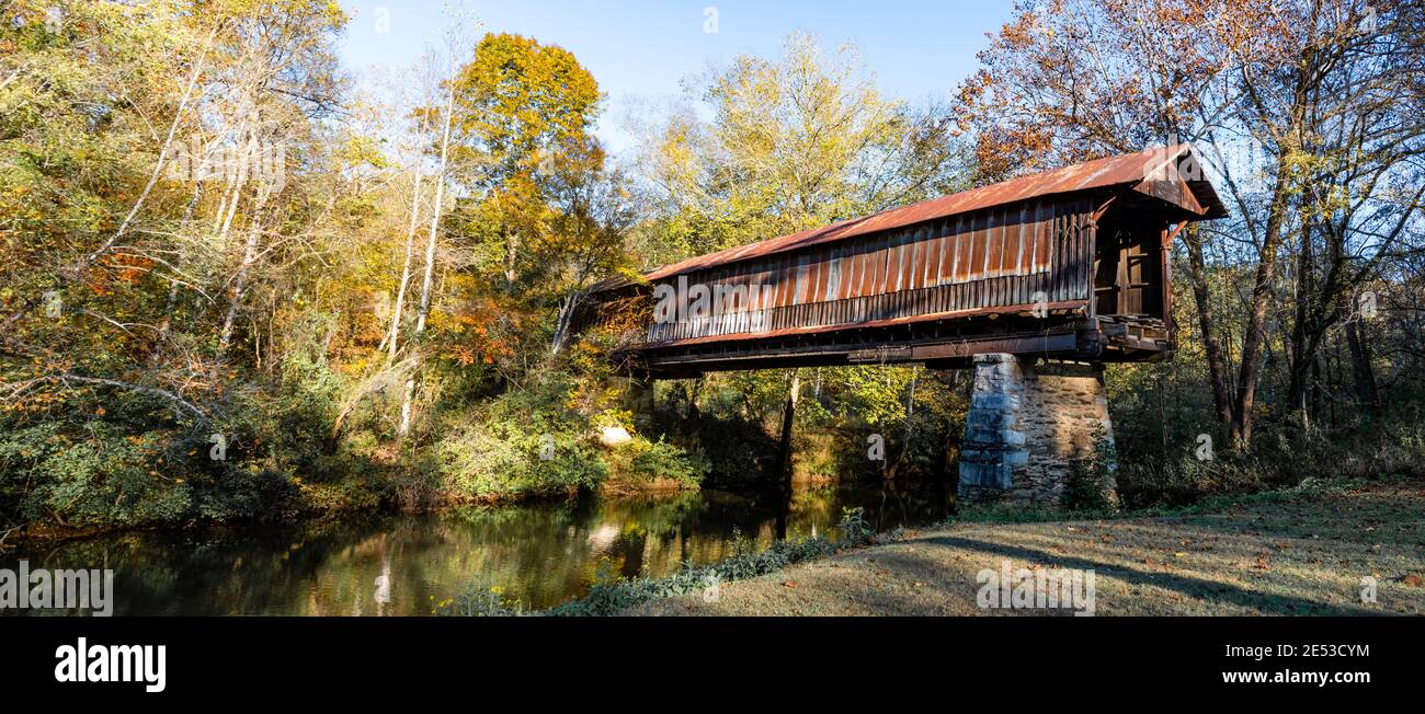 Waldo, Alabama/États-Unis-nov 10, 2018: Panorama du pont couvert de Waldo, également connu sous le nom de pont couvert de Riddle Mill, traverse le ruisseau Talledega. Banque D'Images