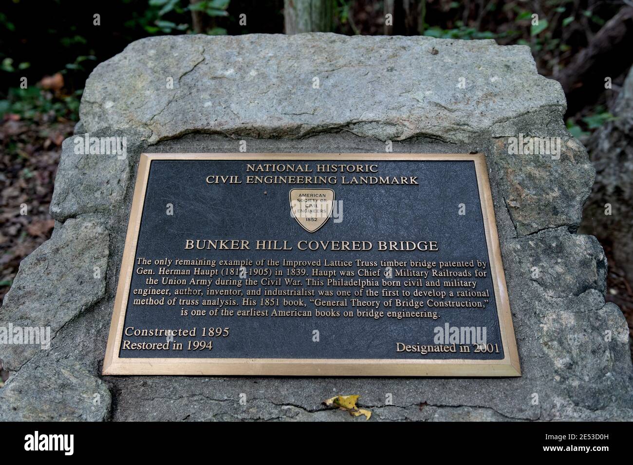 Claremont, Caroline du Nord/États-Unis-le 6 septembre 2018 : plaque commémorant le pont couvert de Bunker Hill comme site historique national du génie civil. Banque D'Images