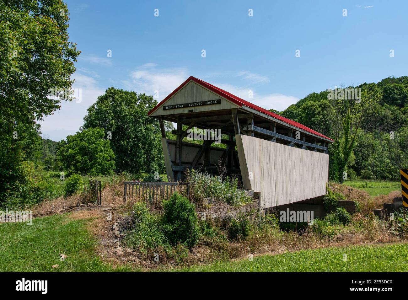 Freeport, Ohio/USA: 9 juin 2018: Le pont couvert de la fourche du crâne, qui n'est plus utilisé, sur une route rurale éloignée en Ohio. Banque D'Images