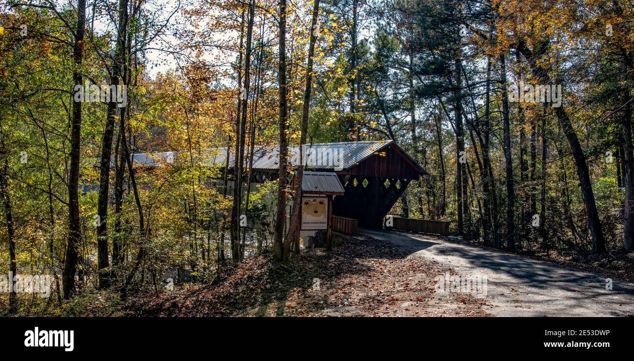 Cleveland, Alabama/États-Unis-nov 10, 2018: Bannière Web du pont couvert Swann dans le comté de Blount. Il s'étend sur la fourche Locust de la Black Warrior River. Banque D'Images