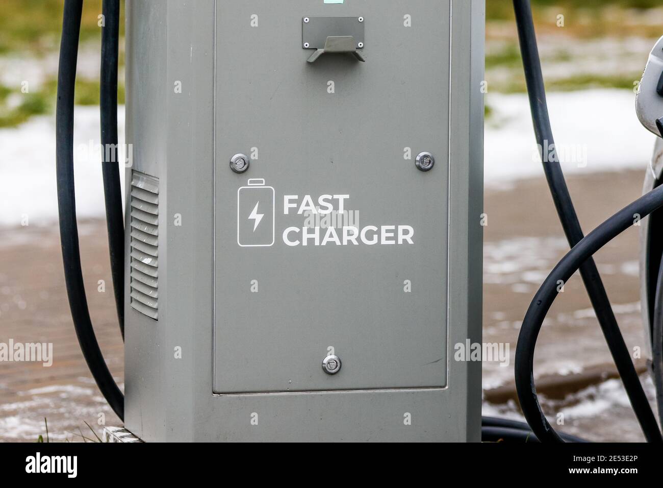 Stations électriques, écologie, stations pour véhicules électriques, stations de ravitaillement électriques, écologie, stations pour véhicules électriques câble de recharge Banque D'Images