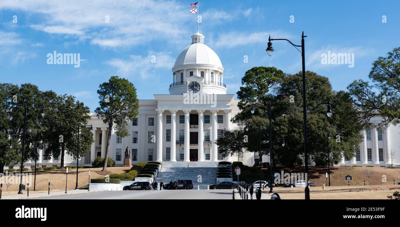 Montgomery, Alabama/ USA- 20 janvier 2018: Bannière Web image du bâtiment de la capitale de l'État de l'Alabama avec police de l'État garée devant. Banque D'Images