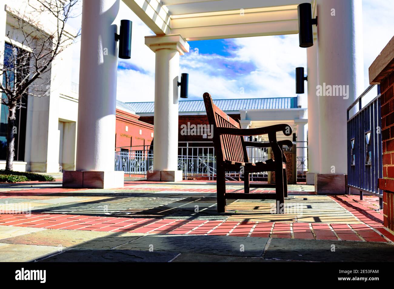 Montgomery, Alabama, USA - 28 janvier 2017 : banc en bois sur le patio du Montgomery Museum of Fine Arts Banque D'Images