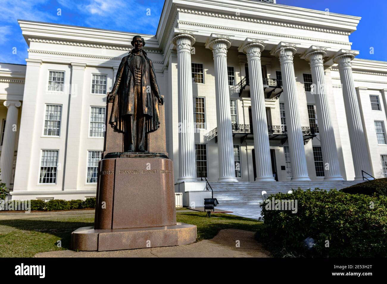Montgomery, Alabama, États-Unis - 28 janvier 2017 : statue de Jefferson Davis, président des États confédérés d'Amérique, éminemment exposée devant Banque D'Images