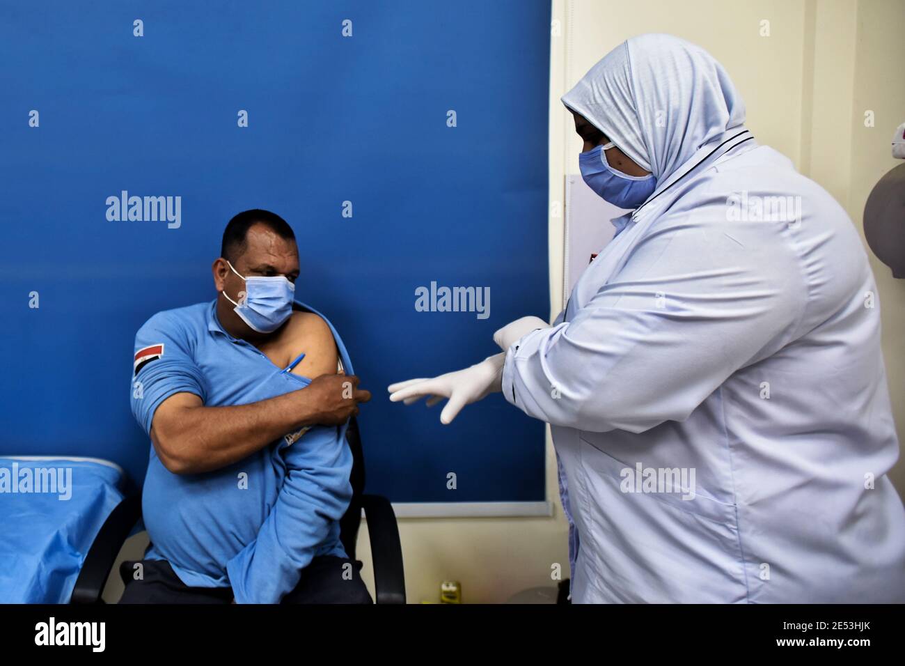 24 janvier 2021 : Ismailia, Égypte. 24 janvier 2021. Le personnel médical reçoit le vaccin Sinopharm Covid-19 fabriqué en Chine à l'hôpital d'Abu Khalifa, dans la ville égyptienne d'Ismailia, dans le nord-est du pays. La campagne de vaccination a commencé dans le pays en ciblant les premiers travailleurs de la santé dans 40 hôpitaux qui isolent et traitent les patients Covid-19 à travers le pays. Selon les autorités égyptiennes, l'Égypte a également contracté l'achat de millions de doses de Pfizer/BioNTech et du crédit AstraZeneca sur les vaccins : Sayed Jaafar/IMAGESLIVE/ZUMA Wire/Alamy Live News Banque D'Images