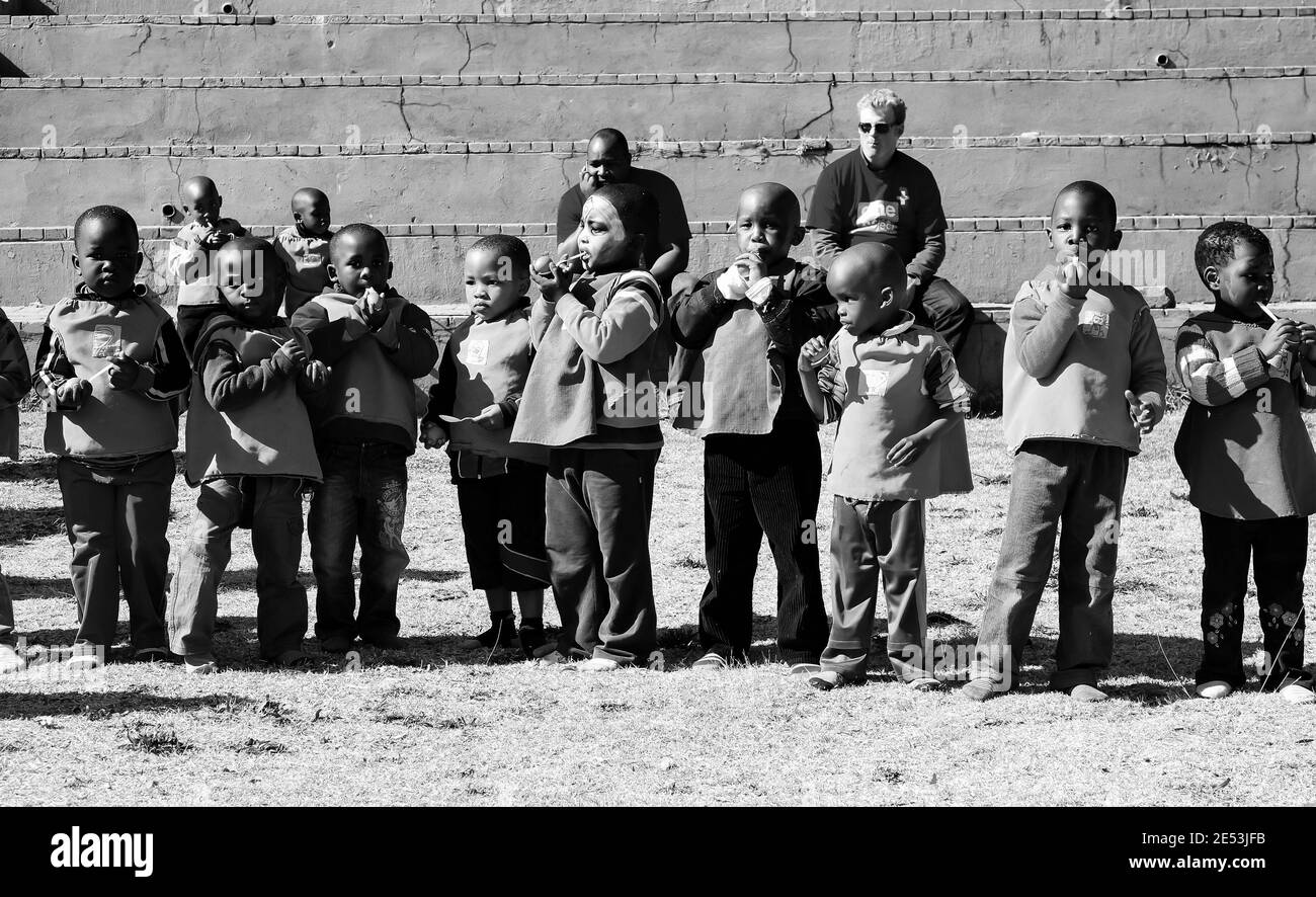 JOHANNESBURG, AFRIQUE DU SUD - 05 janvier 2021: Soweto, Afrique du Sud - 18 juillet 2012: Jeunes enfants d'âge préscolaire africains faisant une course d'oeufs et de cuillères sur le p Banque D'Images
