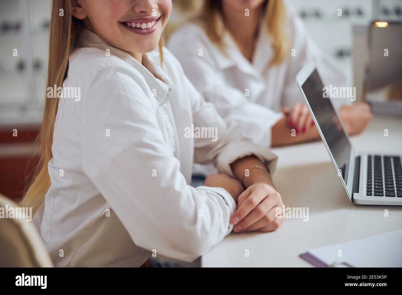 Belle jeune femme qui passe du temps au bureau bureau Banque D'Images