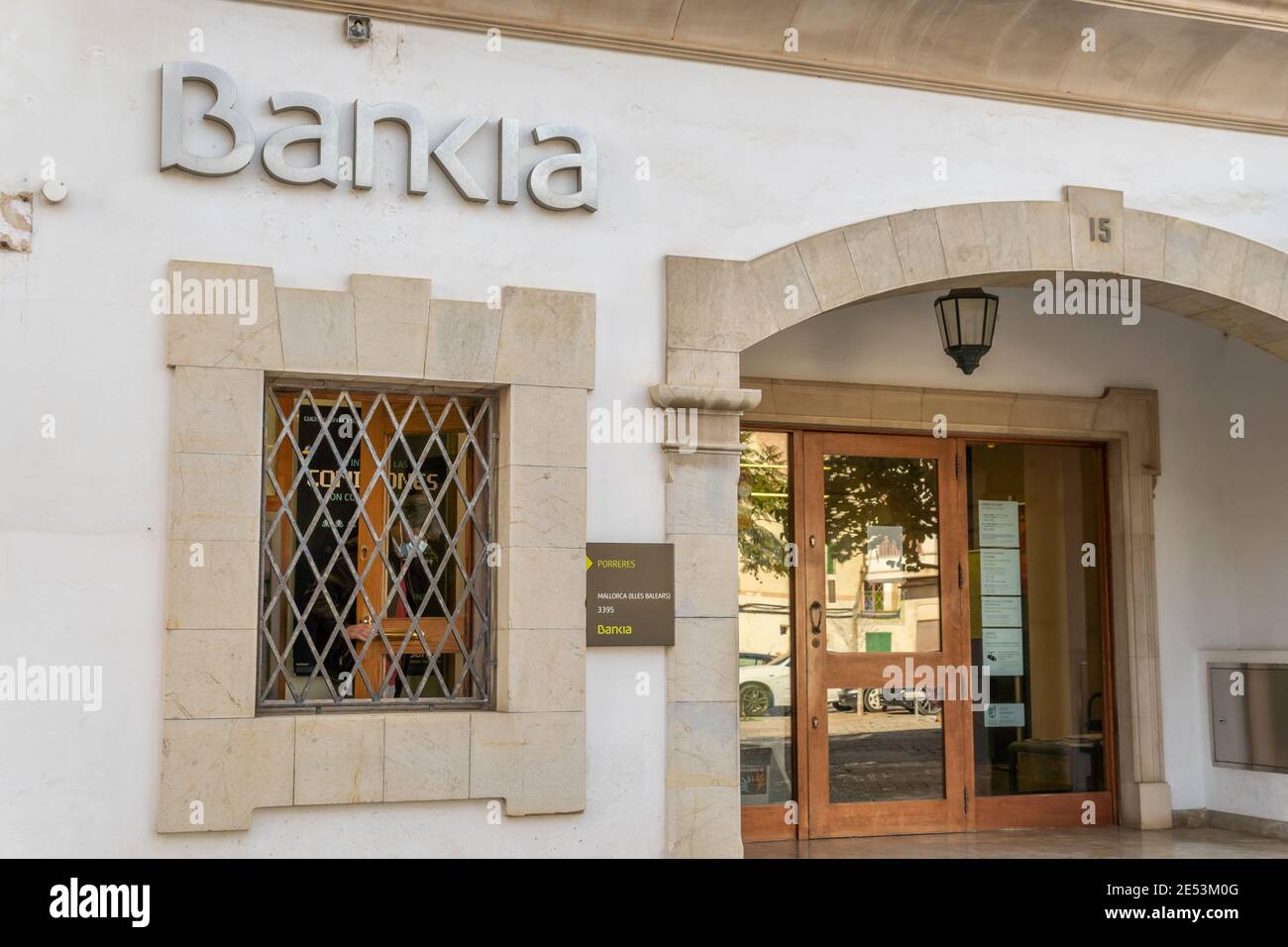 Porreres, Espagne; janvier 22 2021: Façade principale du bureau de banque de Bankia le matin ensoleillé dans la ville de Porreres Banque D'Images