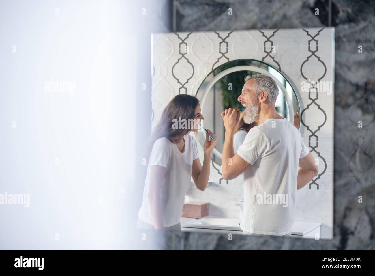 Profil de l'homme et de la femme se brossant les dents Banque D'Images