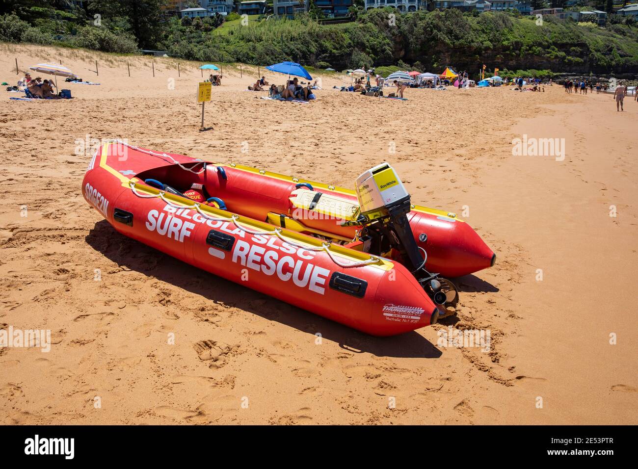 IRB bateau de sauvetage en surf sur Bilgola Beach à Sydney, Nouvelle-Galles du Sud, Australie bateau de zodiaque rouge utilisé par les sauveteurs de sauvetage de surf Banque D'Images