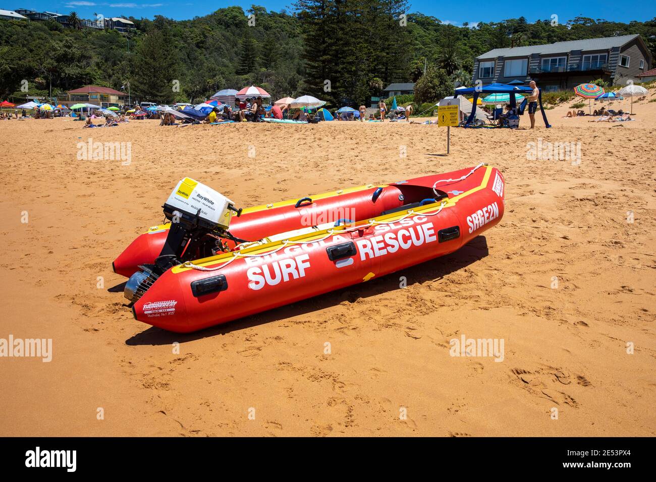 IRB bateau de sauvetage en surf sur Bilgola Beach à Sydney, Nouvelle-Galles du Sud, Australie bateau de zodiaque rouge utilisé par les sauveteurs de sauvetage de surf Banque D'Images