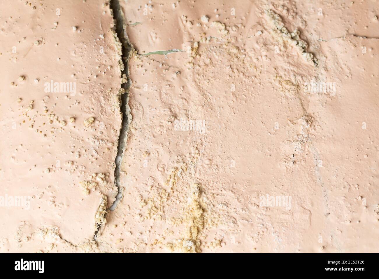 Mur texturé à gringe abstrait avec espace - peinture écaillée craquelée arrière-plan de la paroi Banque D'Images