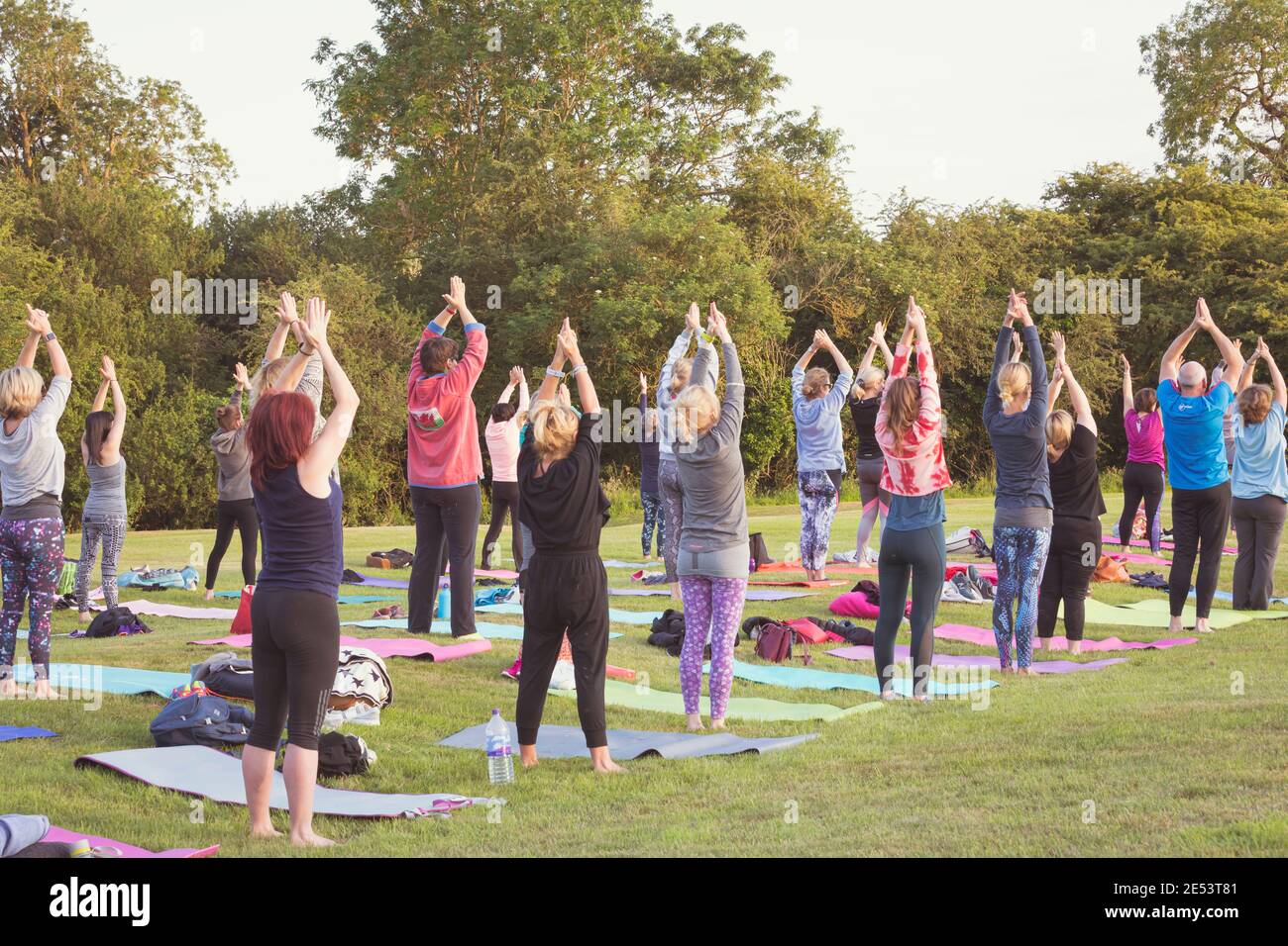 Cours de yoga en plein air au coucher du soleil dans un cadre naturel Banque D'Images