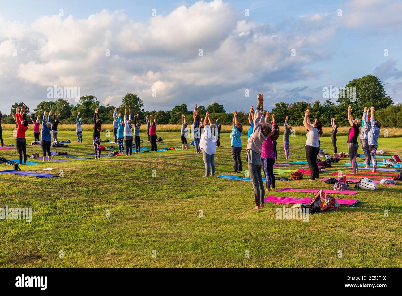 Cours de yoga en plein air au coucher du soleil dans un cadre naturel Banque D'Images